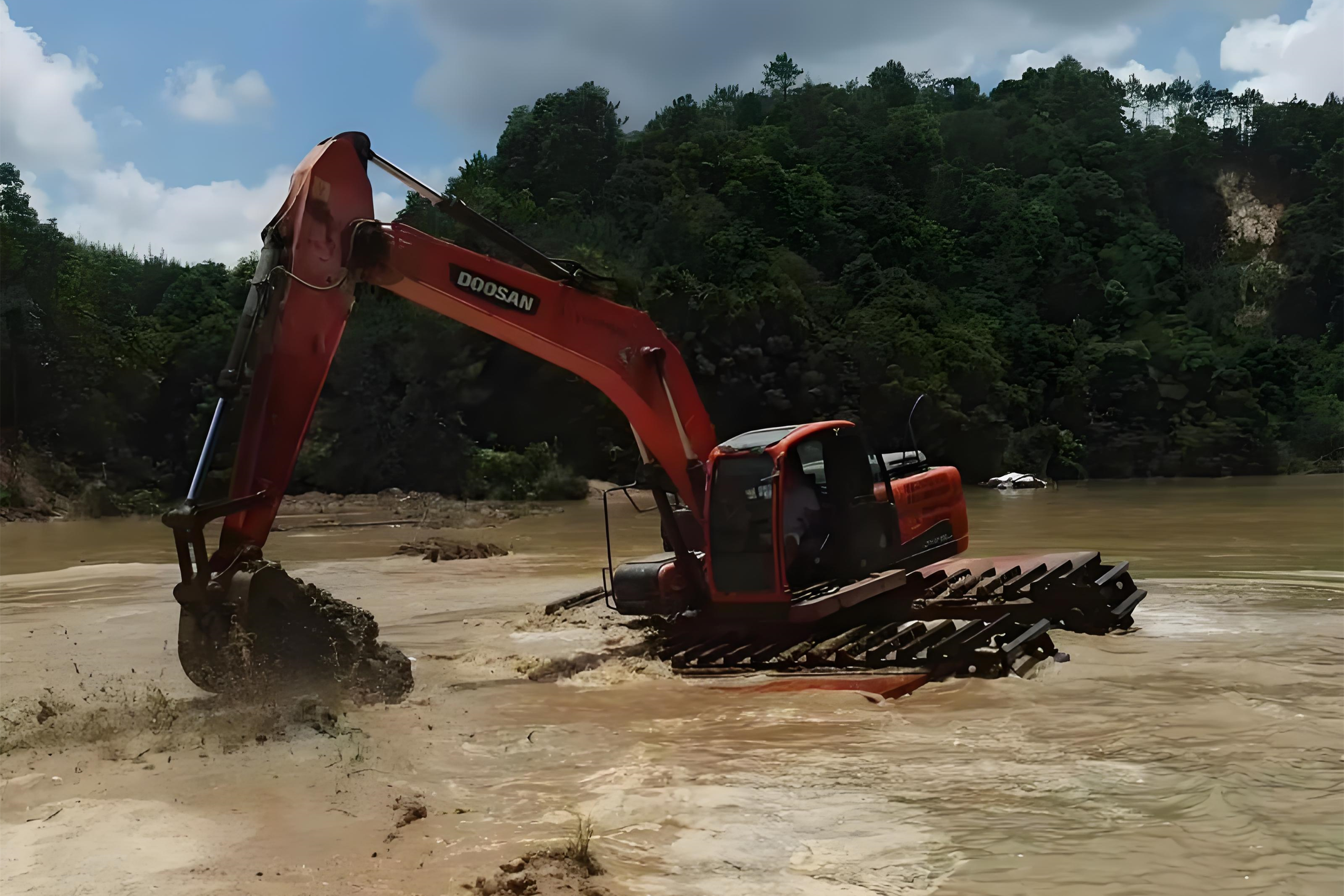 浙江杭州挖機清淤施工隊-沼澤地清淤需要先排水嗎？