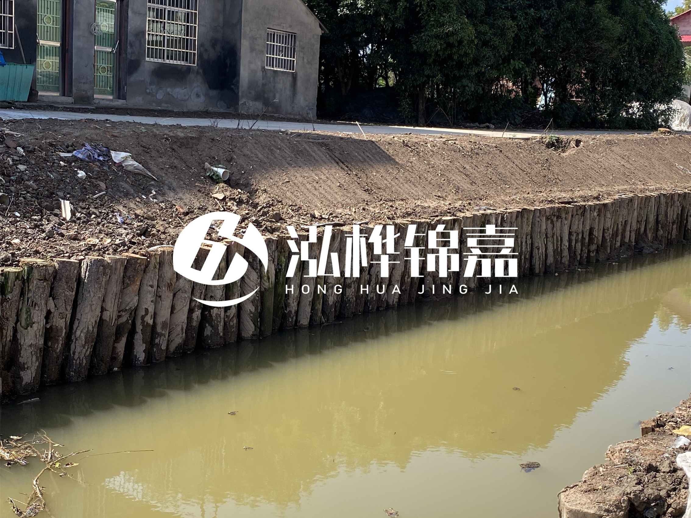 松木樁批發(fā)廠家泓樺錦嘉-圍堰松木樁間距多少能保證穩(wěn)定性？